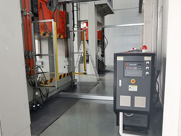 SMC復(fù)合材料模壓電池包殼體生產(chǎn)，選擇SMC模溫機(jī)